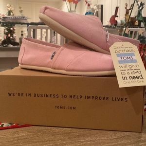 Never worn with tags still on pink icing canvas TOMS!